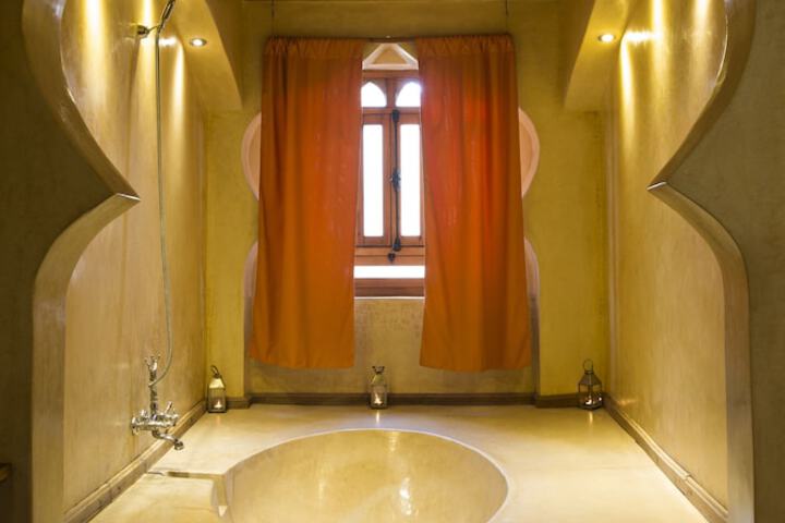 Deep soaking bathtub