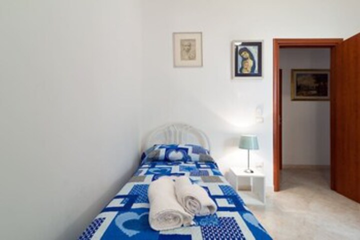 Room 10 of 27