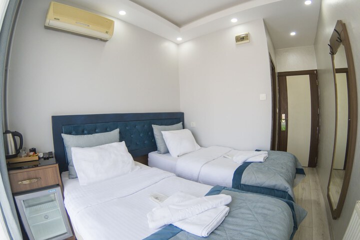 Room 14 of 98