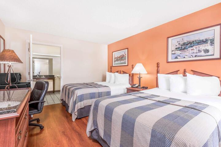 2 Double Beds (5 of 11)