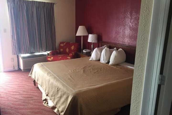 1 King Bed (8 of 9)