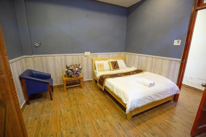Room 7 of 12
