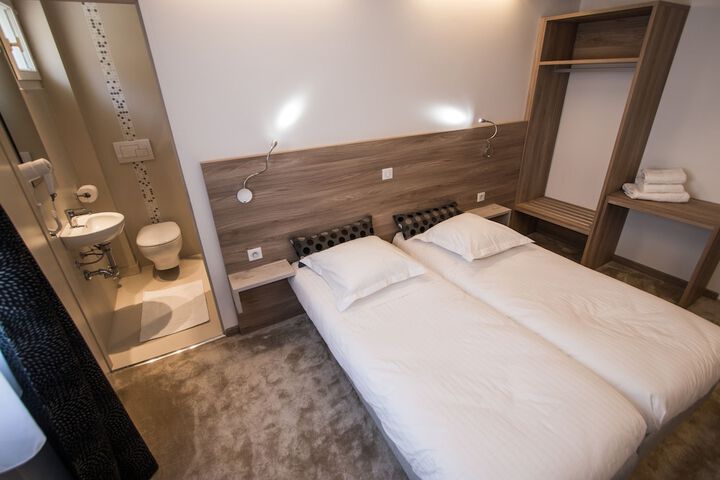 Room 17 of 39