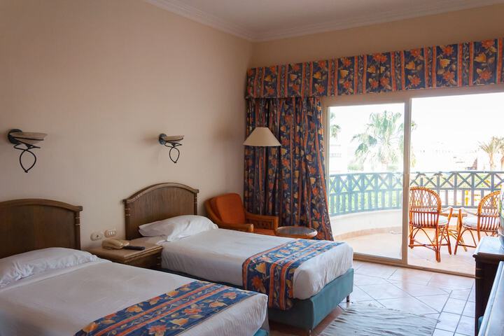 Room 3 of 65