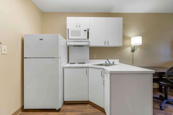 Queen Bed Kitchen (9 of 10)