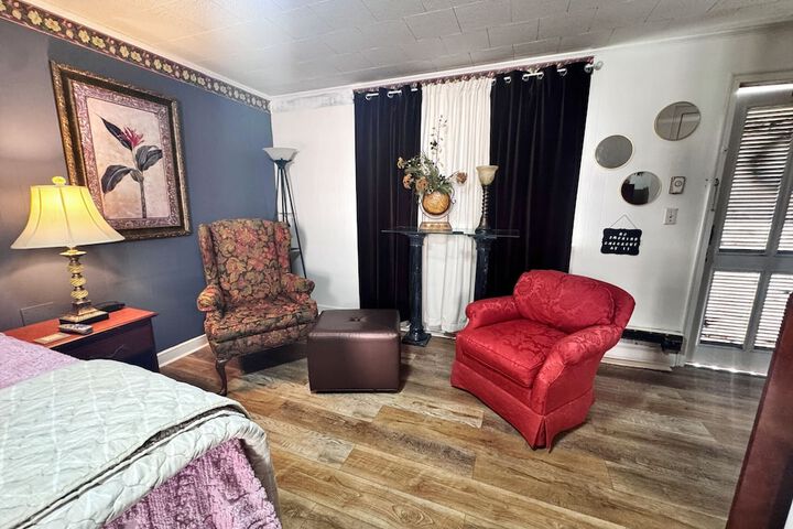 1 Queen Bed (6 of 8)