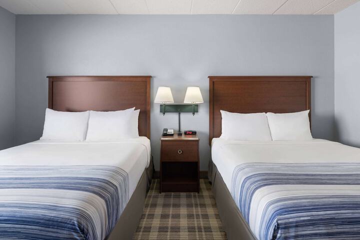 2 Queen Beds (11 of 13)