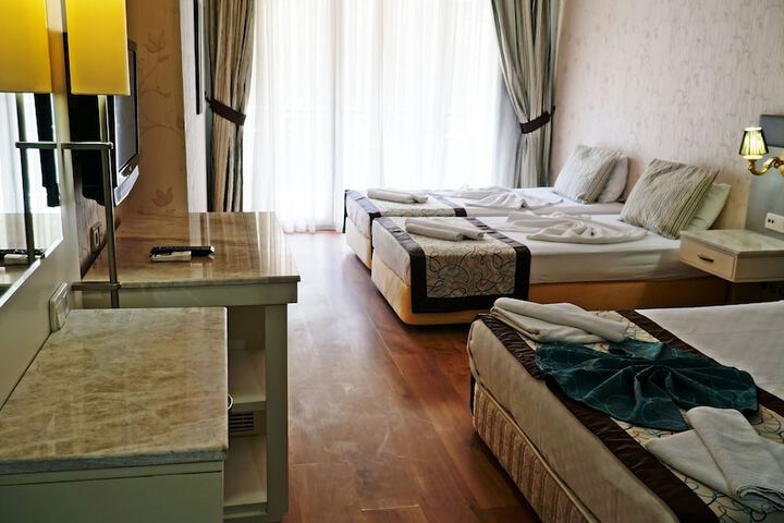 Room 8 of 76