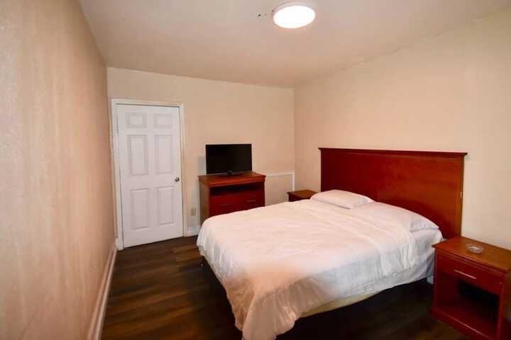 Room 5 of 9