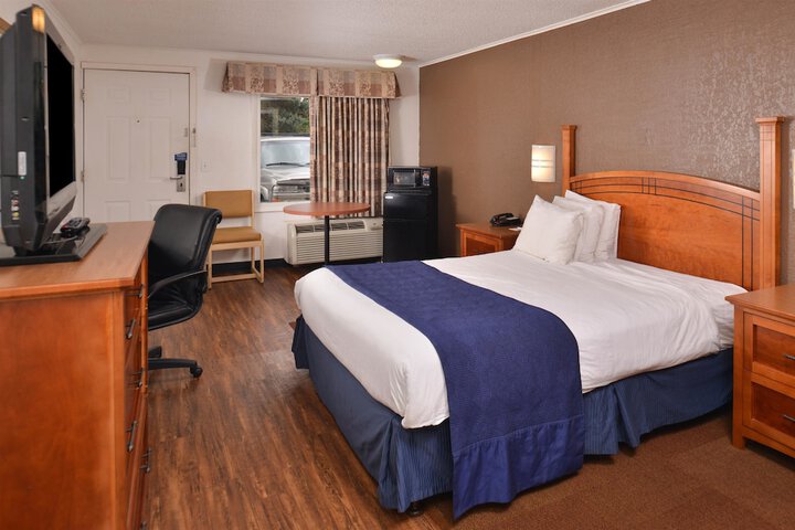 1 Queen Bed (1 of 7)