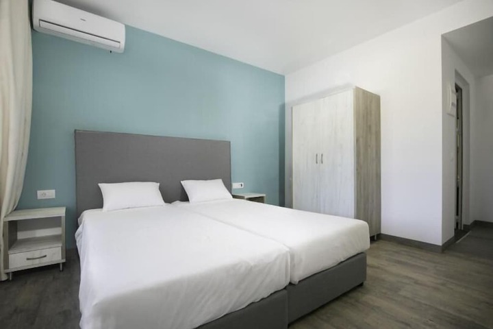 Room 6 of 16