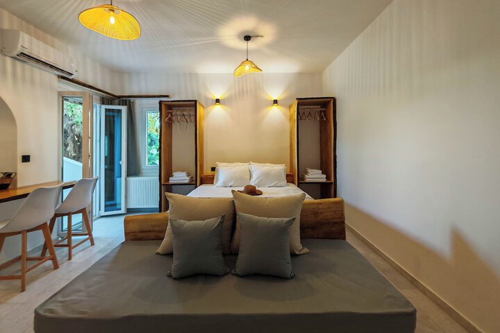 Room 5 of 12
