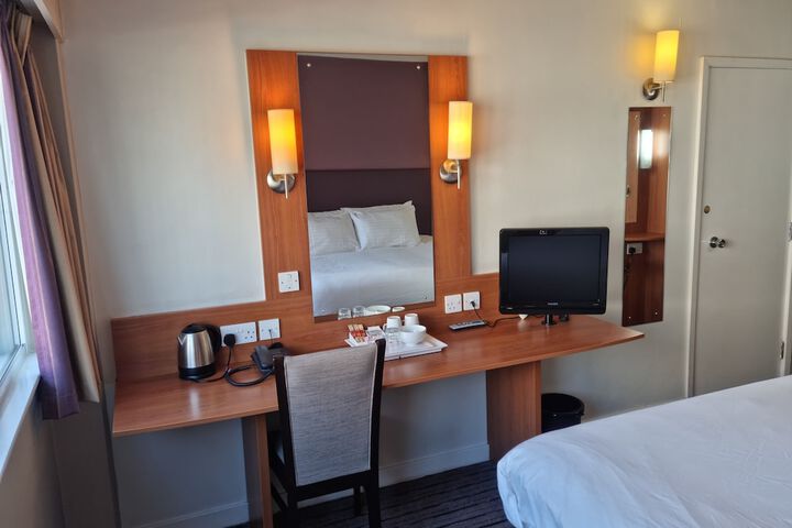 Room 13 of 37