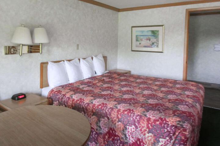 1 King Bed (9 of 19)