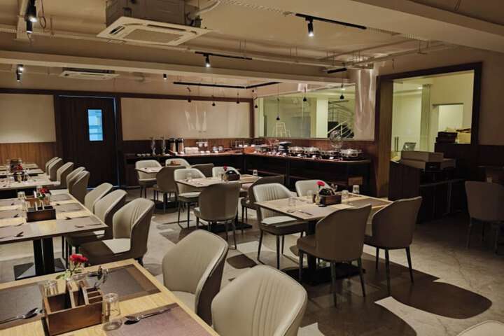 Dining 36 of 49