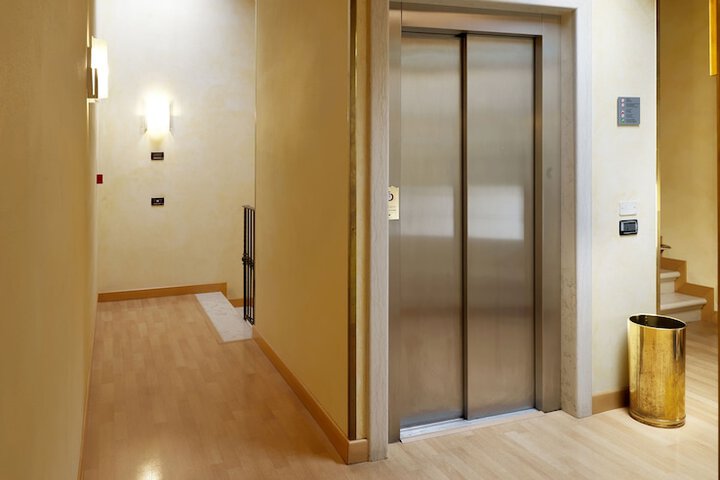 Ballroom/Hall 45 of 52