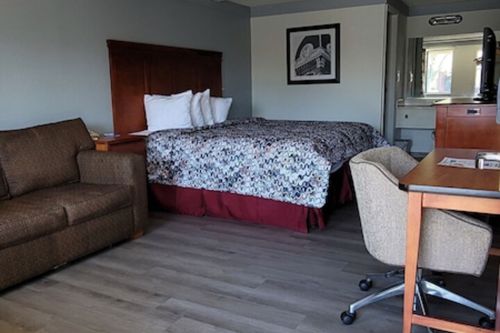1 King Bed (8 of 16)