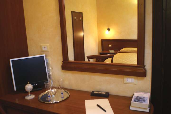 Room 10 of 38