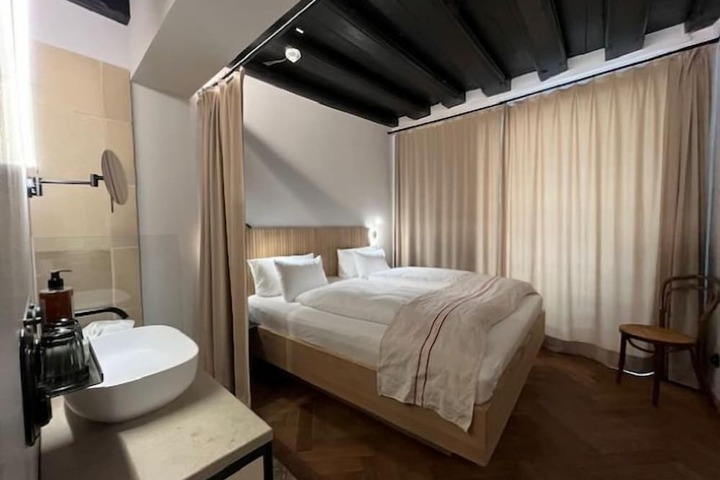 Room 21 of 142