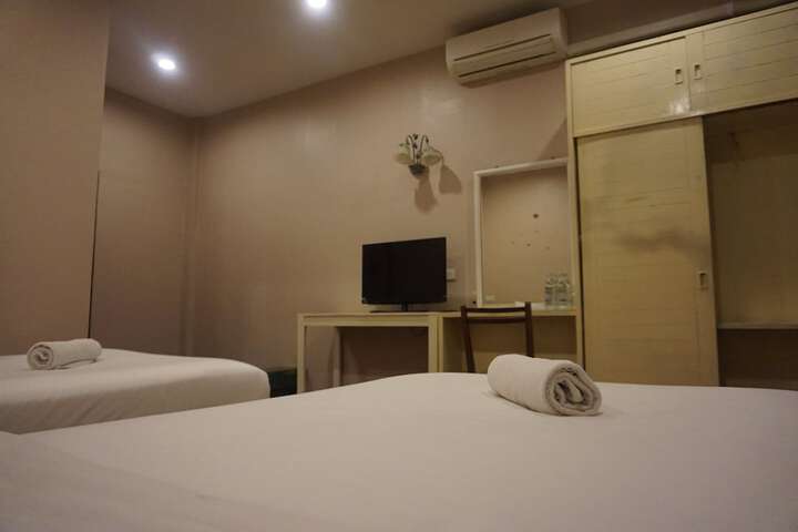 Room 13 of 27
