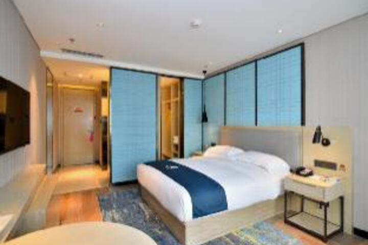 Room 8 of 9