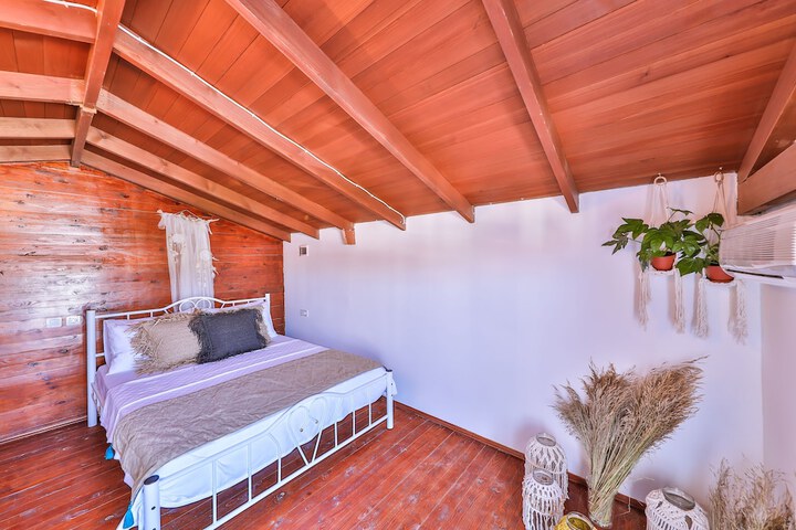Room 9 of 32