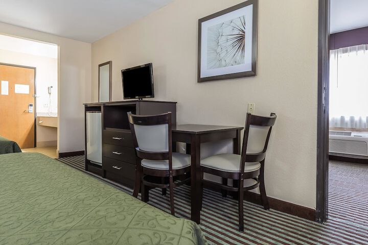 1 Queen Bed (11 of 12)