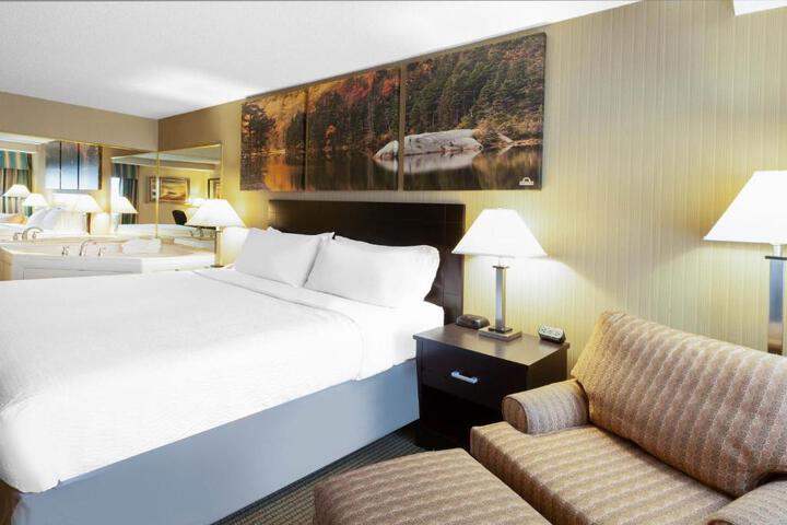 1 King Bed (5 of 11)
