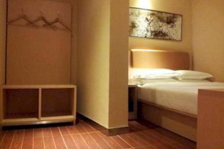 Room 7 of 14