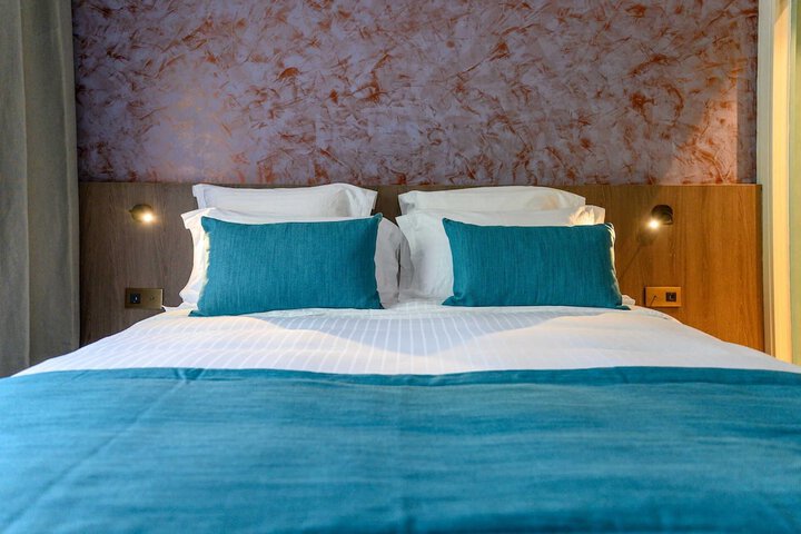 Room 4 of 33
