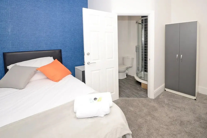 Room 5 of 18