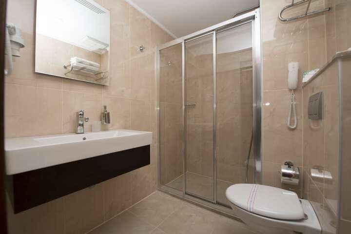 Room 12 of 28