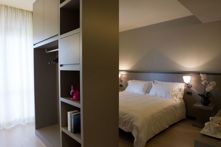 Room 4 of 40