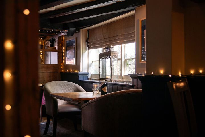 Lounge 28 of 32