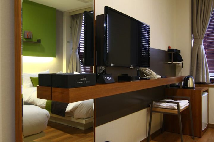 Room 27 of 49