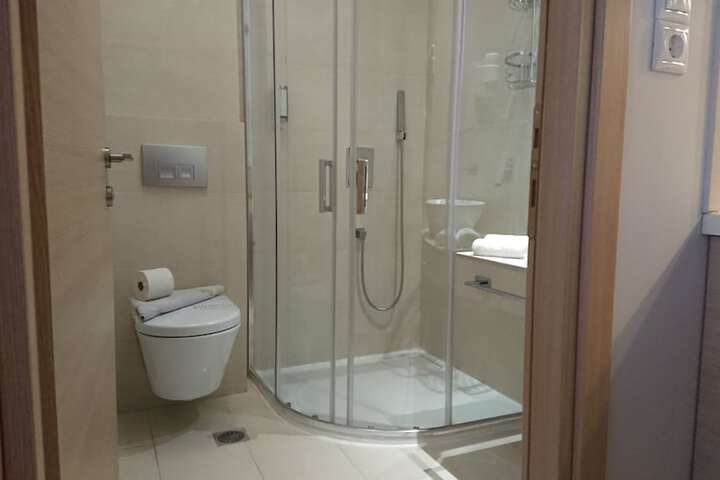 Room 15 of 38