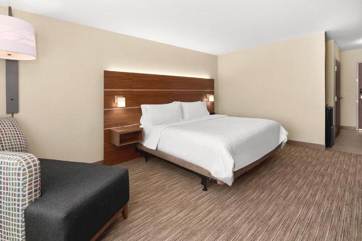 1 King Standard Extra Floor Space (3 of 8)