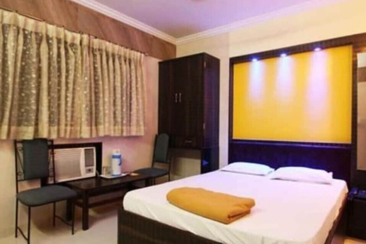 Room 7 of 12