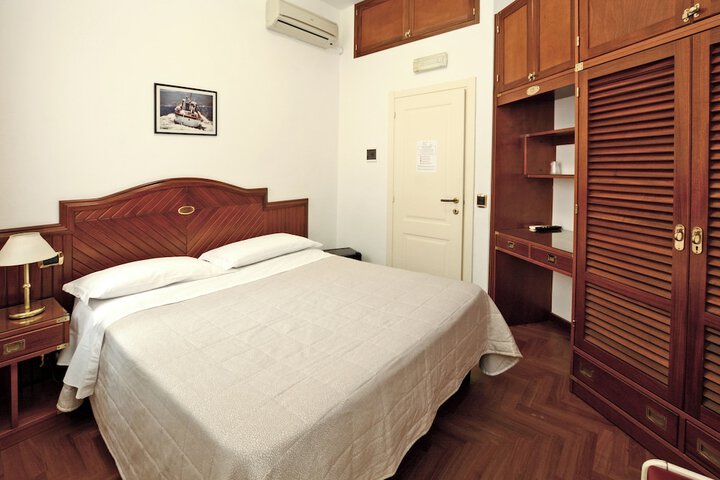 Room 9 of 46