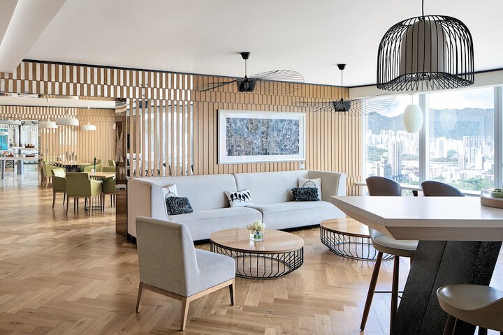 Lounge 103 of 135