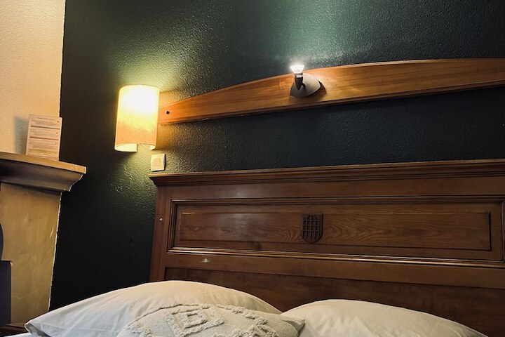 Room 5 of 16