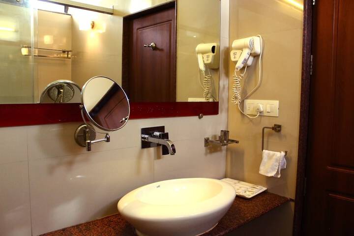 Room 15 of 34