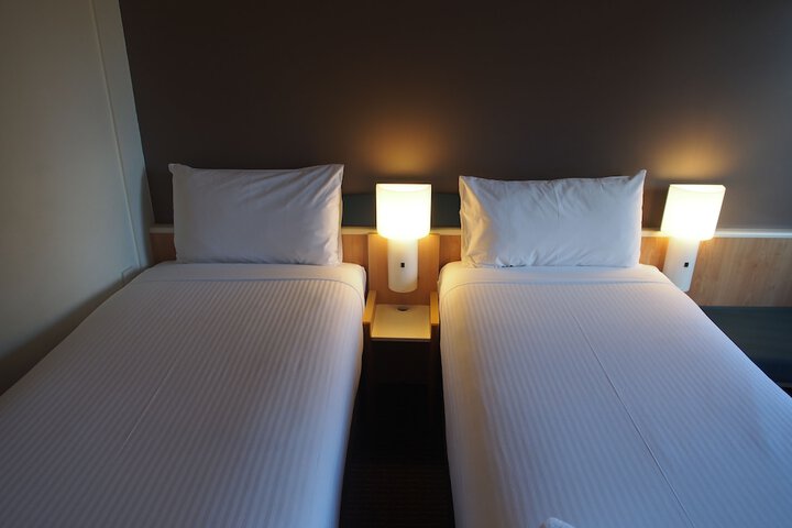 Room 9 of 33