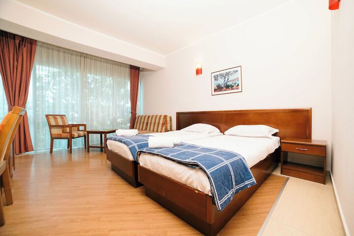 Room 12 of 27