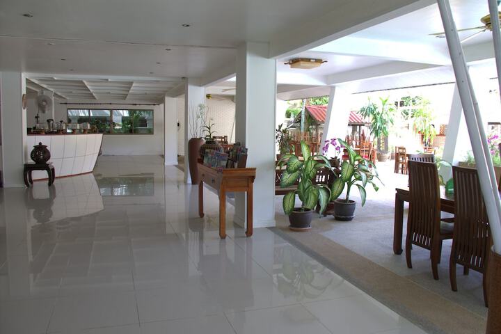 Entrance & Lobby