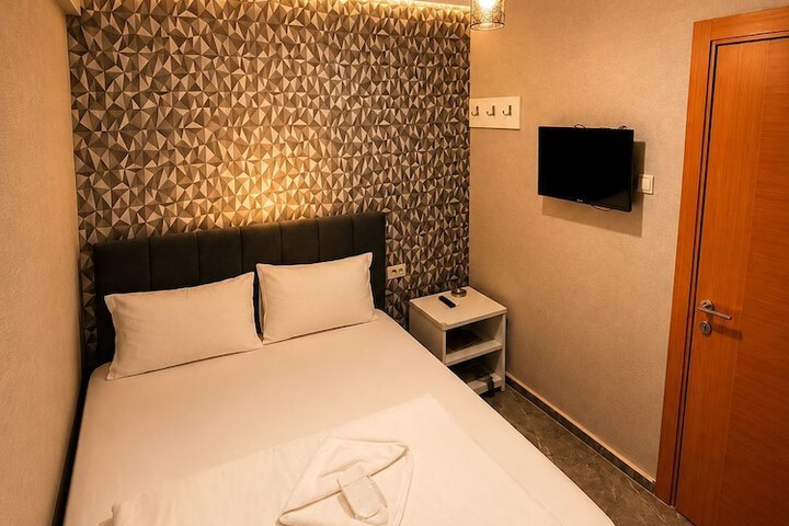 Room 12 of 76