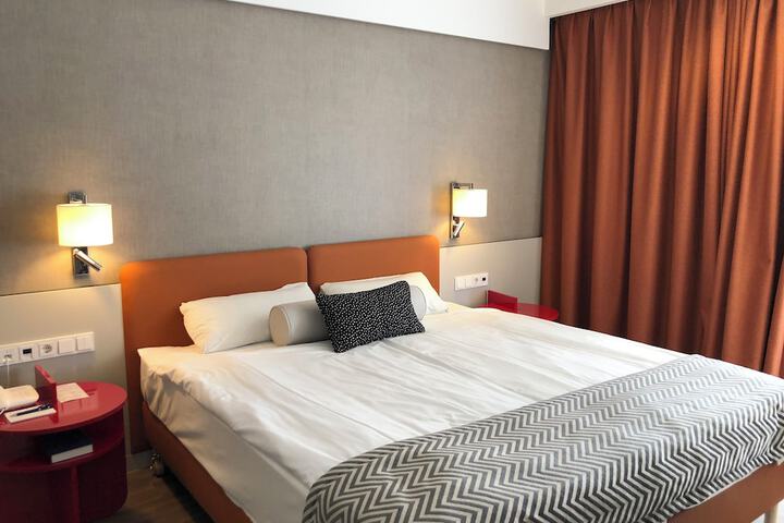 Room 11 of 42