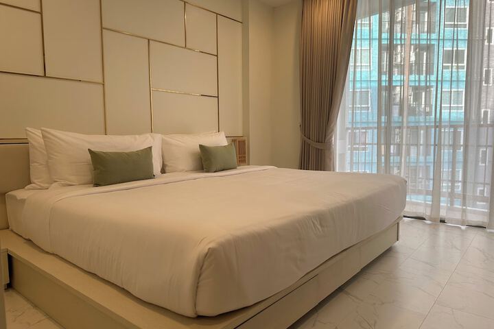 Room 10 of 33