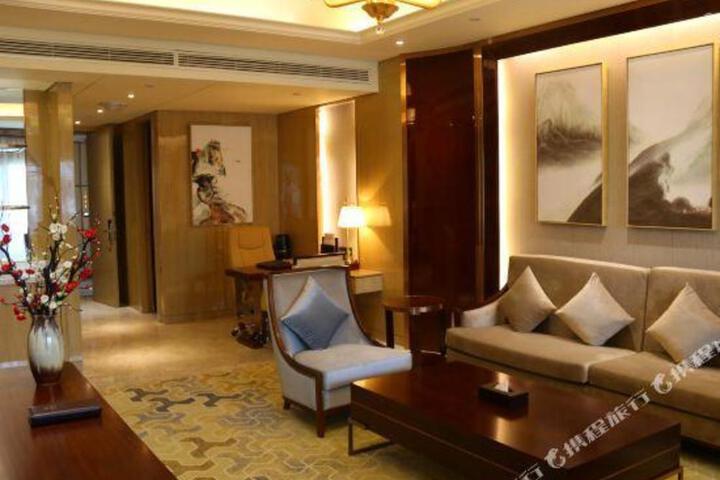 Gonghanglv Huanghe Pearl International Hotel