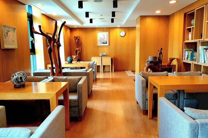 Lounge 70 of 84